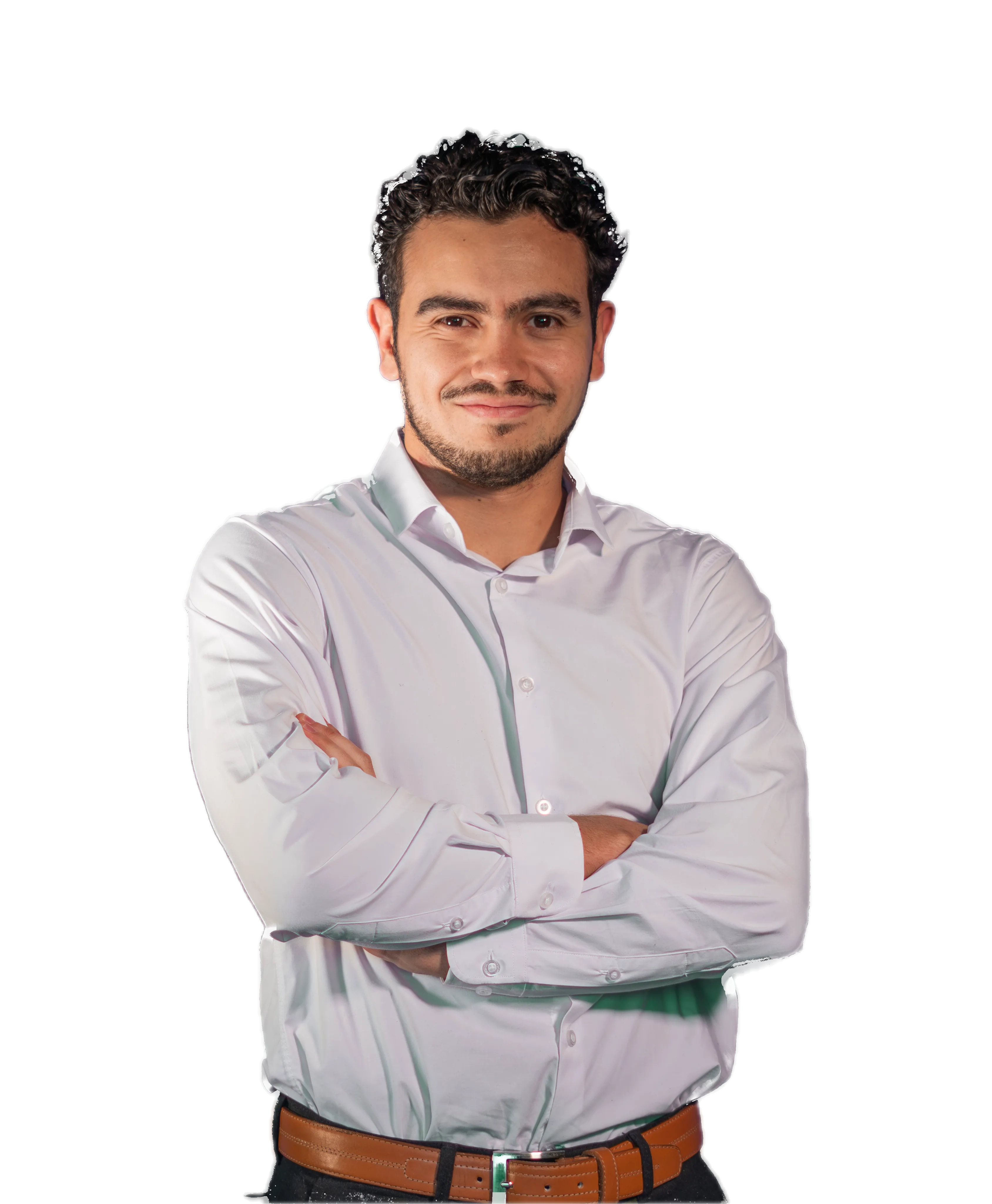 Samuel con los brazos cruzados; Ese, la mascota, sentado a su lado lo mira